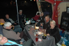 Grüppchen unter Sonnensegeln 6
