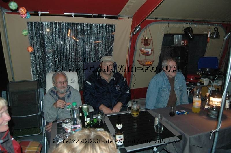 Grüppchen unter Sonnensegeln 8