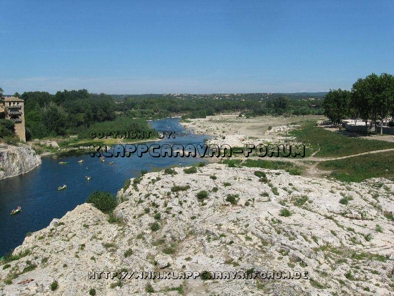 Blick auf den Gard vom Pont du Gard aus gesehen.