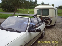Eriba mit Kreidler Florett hinter Peugeot 205 Cabrio